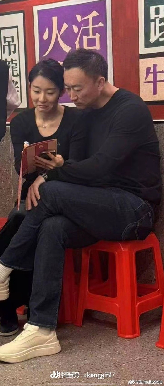 妻子晒刘维伟和小三同框照:篮协CBA青岛不管我们自己管 正义必胜