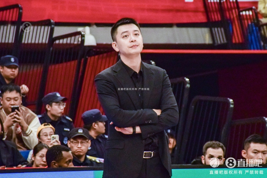 媒体人：辽宁第三节太松懈让人费解 想卫冕不能再出现这种情况